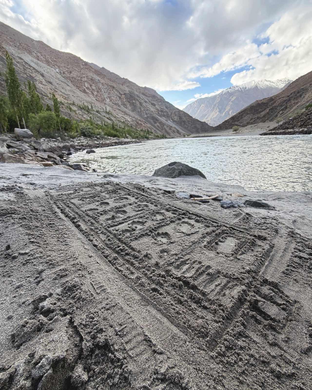 The plan drawn in the sand beside the river